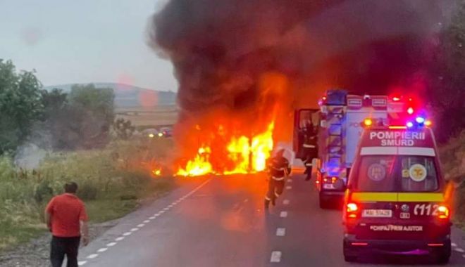 MOMENTE DE GROAZĂ! Un autobuz cu 30 de călători a luat foc în mers