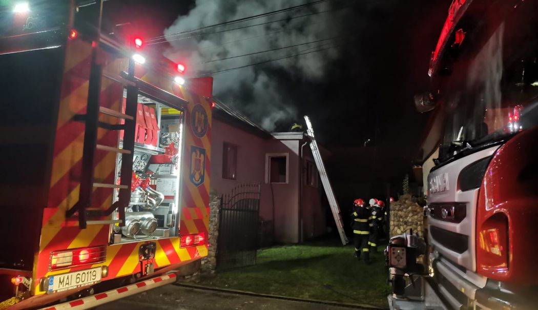 O casă a luat foc la Adamclisi. A fost găsită o persoană inconștientă