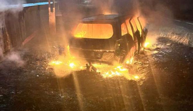 O maşină lăsată cu motorul pornit a luat foc!