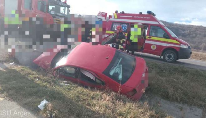 Patru răniţi, printre care doi copii, după ce un autoturism a lovit un cap de pod