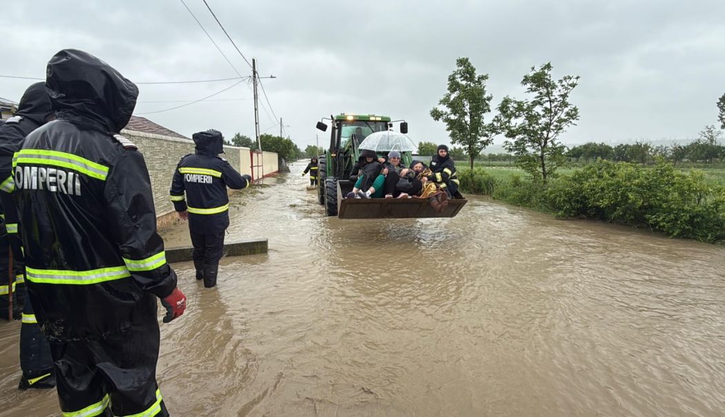 Aproximativ 400 de persoane au fost evacuate preventiv din calea apelor, din patru judeţe