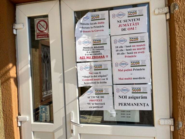 Angajații din primării sunt în grevă. Își desfășoară activitatea, dar nu lucrează cu publicul