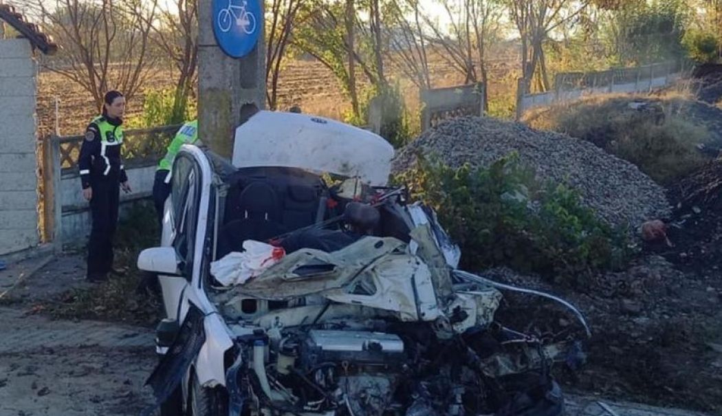Tragedie pe șosele. Un bărbat a murit în această dimineață, după ce a intrat cu maşina într-un tractor - whatsappimage20251025at093445-1761379816.jpg