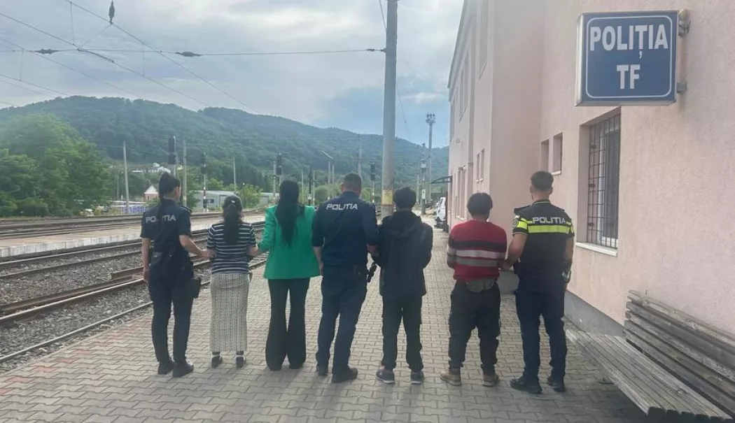 Foto - Scandal violent în tren. Pasageri fără bilete au atacat cu pietre garnitura CFR