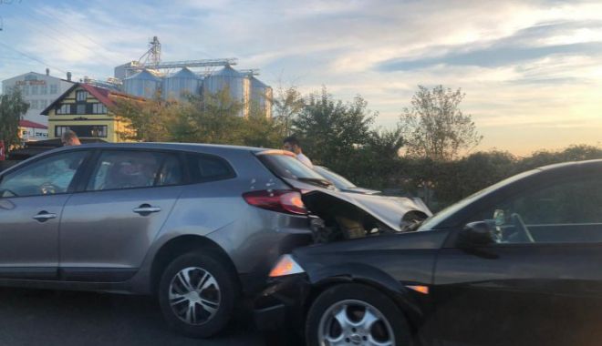 Accident în lanț, pe DN1. 17 persoane implicate, 5 mașini făcute praf - whatsappimageph20191013at1813385-1570994506.jpg