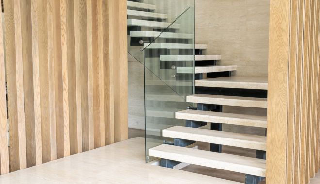Scările autoportante vor face din interiorul dumneavoastră un spațiu modern - whitewoodenstairshouse1-1648563627.jpg