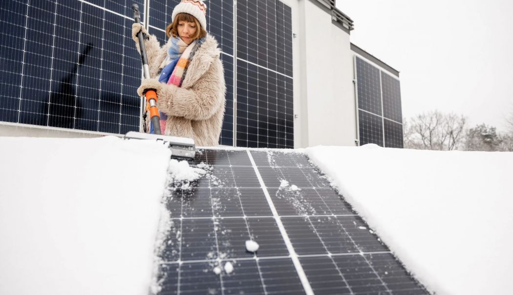 Programul panourilor fotovoltaice amânat de MIPE pentru decembrie - womancleanssolarpanelsfromsnow20-1729359205.jpg