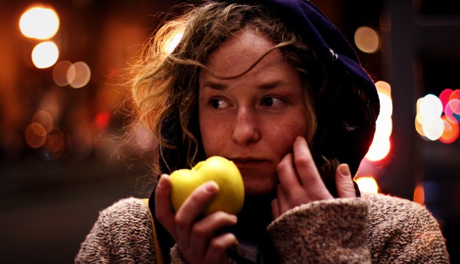 Iată când sunt merele nocive - womaneatinganapple-1318419384.jpg