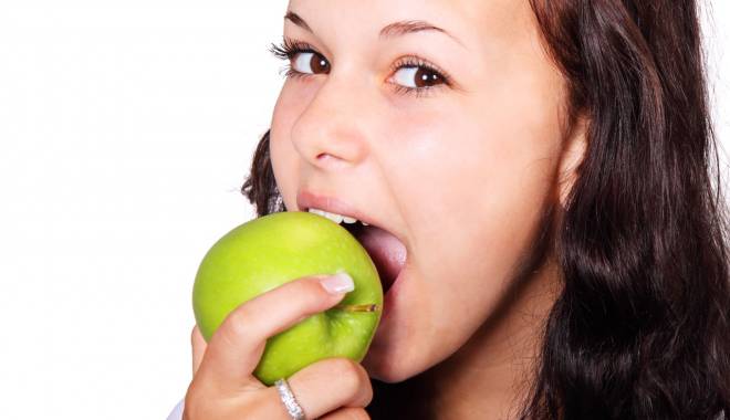 Ce fruct banal reduce riscul de infarct - womaneatingapple-1416566886.jpg