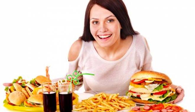 Majoritatea cazurilor de cancer, produse de stilul de viață greșit - womaneatingfastfoodalone-1450509838.jpg