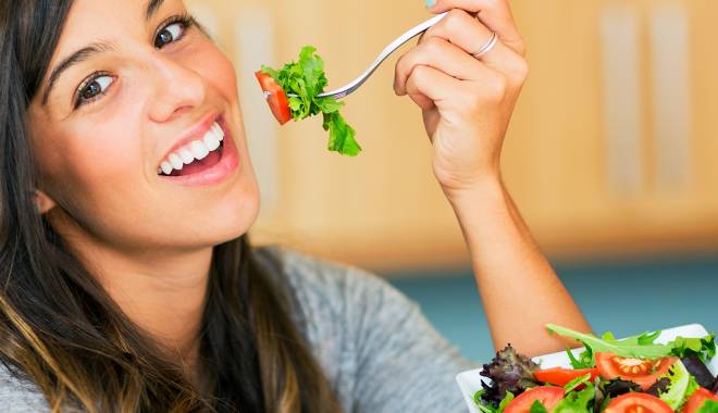 Alimentația de post. Ce consumă românii - womaneatingsaladdiet-1427450794.jpg