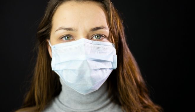19 persoane confirmate cu coronavirus, externate la cerere din spitalele din Constanța - womanfacemaskportrait-1595078424.jpg