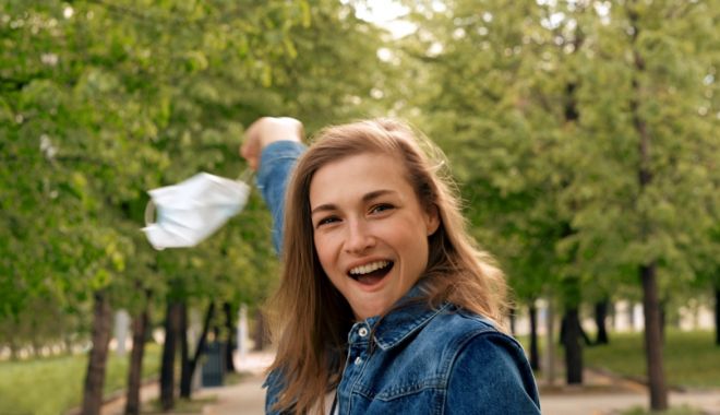Ar putea persoanele vaccinate anti-COVID cu două doze să renunțe la măști în spații închise? - womanfacemaskthrowawayoff-1617204068.jpg