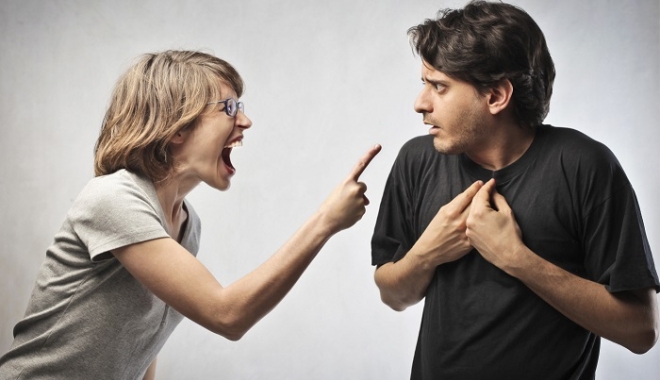 Auzi dragă? Cine e stăpânul casei? - womanfightingman-1460060021.jpg
