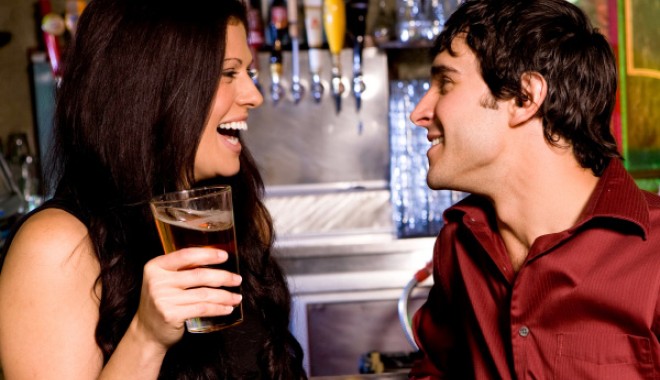 Cum transmite o femeie semnale sexuale? - womanflirtingwithguyinbar-1317934202.jpg