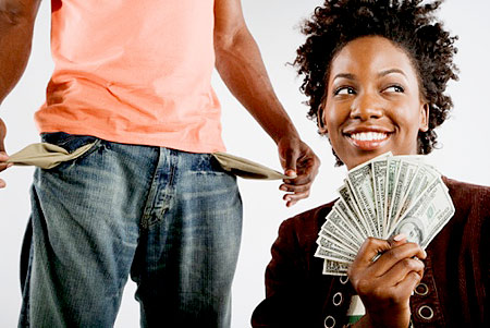 Bărbații sunt mai săraci decât femeile - womanmanmoneybillscash-1331124378.jpg