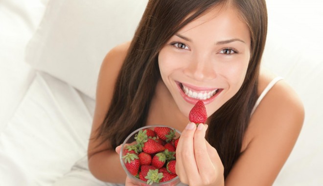 Soția căpșunarului trăiește din pupici - womanstrawberries-1330868653.jpg