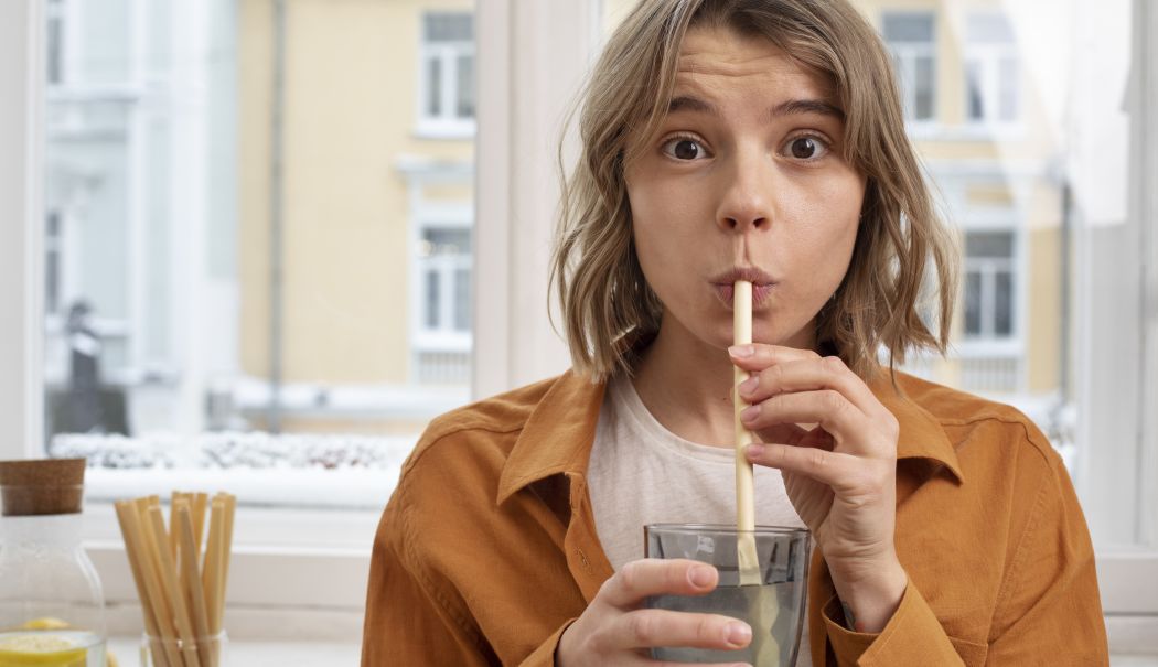 România riscă sancțiuni! Nu aplicăm corect regulile privind plasticul de unică folosință - womanusingzerowastealternative-1739784820.jpg
