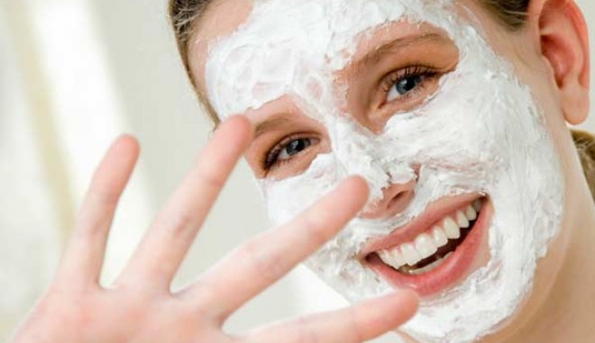 Măști cosmetice de toamnă - womanwithfacemask-1381187637.jpg