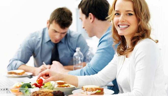 Ce mănâncă românii în pauza de prânz - womanworklunch-1426862538.jpg