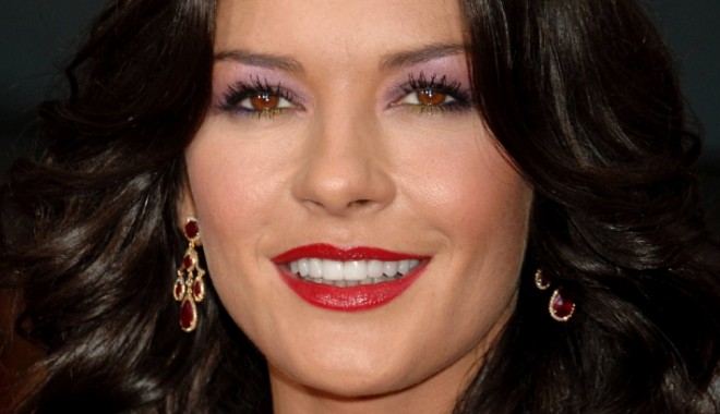 Catherine Zeta-Jones, păzită de mama ei ca să nu se omoare - wonderfulcatherinezetajones15339-1378226357.jpg