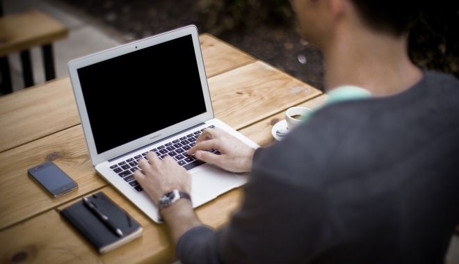 SCHIMBAȚI-VĂ URGENT PAROLA! DATELE PERSONALE V-AU FOST POSTATE ONLINE - workingonlaptopcopy-1463661954.jpg