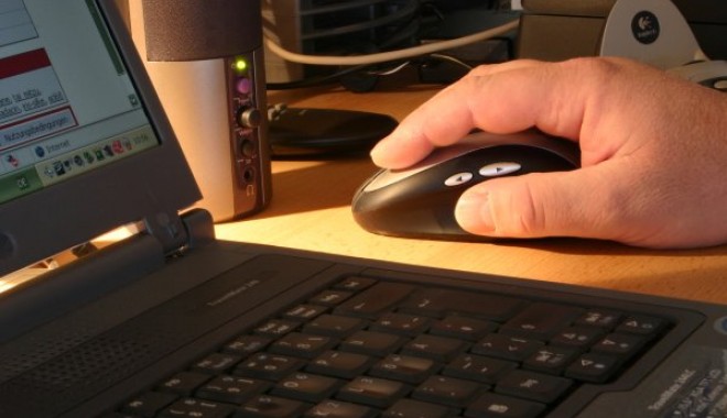 TORTURAT în închisoare până la MOARTE din cauza postărilor de pe INTERNET! - workingonthecomputer-1352476668.jpg