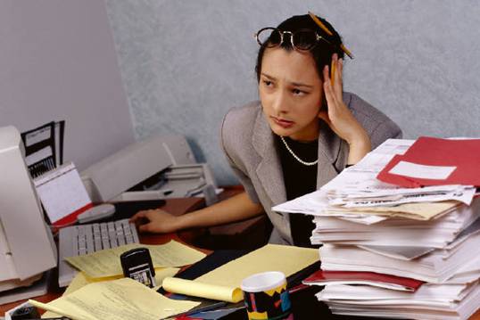 Studiu/ Românii fumează, beau și iau medicamente pentru a se elibera de stresul de la serviciu - workstress-1317972491.jpg