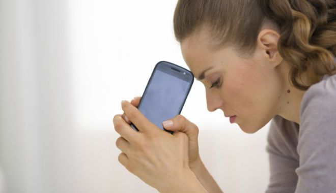 Constănțenii pot deja profita de consiliere psihologică gratuită la linia telefonică HELPLINE - worriedwomanholdshercellphone102-1584622235.jpg