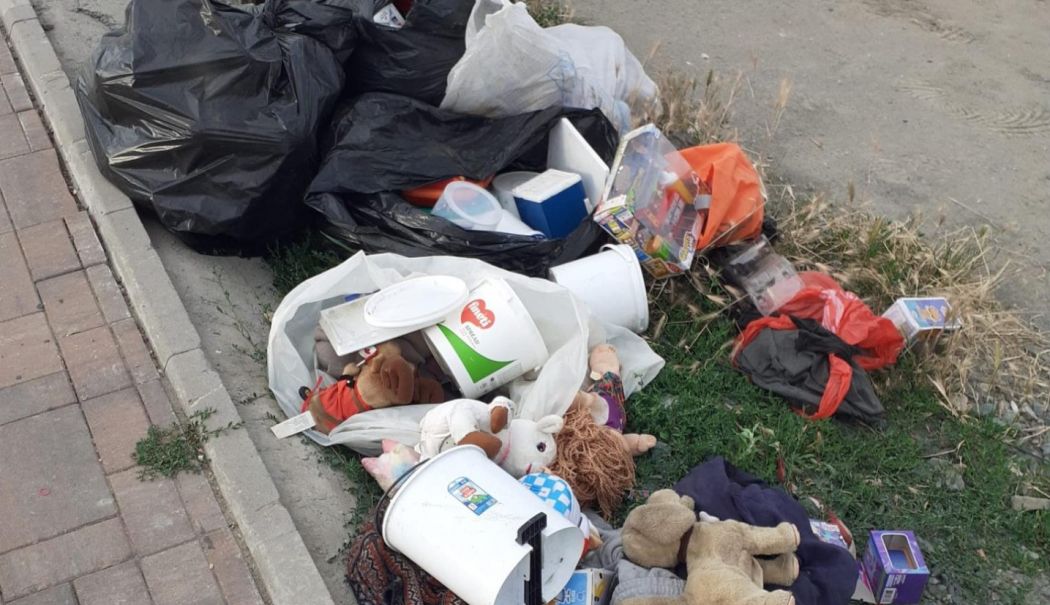 Depozitarea ilegală de deșeuri pe domeniul public, sancționată de polițiștii locali