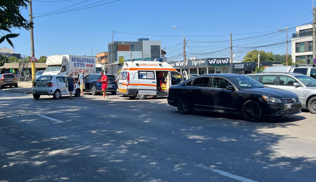 Accident rutier pe strada I. L. Caragiale. O persoană a fost transportată la spital
