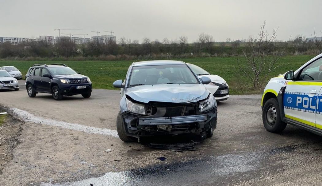 Accident cu trei autovehicule pe bulevardul Aurel Vlaicu - x-accident-trei-masini-1715676032.jpg