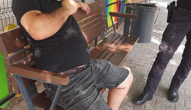 Bărbaţi sancţionaţi pentru consum de băuturi alcoolice în zona unui loc de joacă