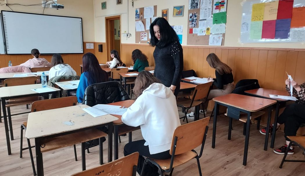 Bursele se acordă elevilor care susțin examene naționale și-n luna iunie