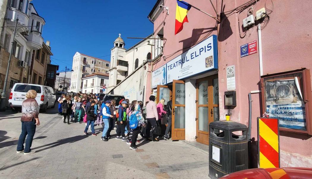 Acces gratuit, săptămâna viitoare, la spectacolul „Povestea degeţelului poznaş” - x-calutul-de-mare-1715941685.jpg