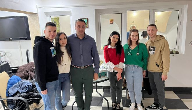 Studenţii medicinişti, alături de bătrânii dintr-un cămin pentru persoane vârstnice