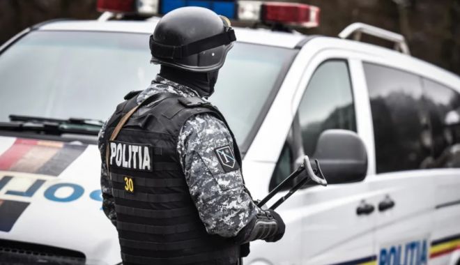 Scandal în noapte, la Cernavodă: bărbați înarmați cu un cuțit și un pistol au intrat în casă peste o familie