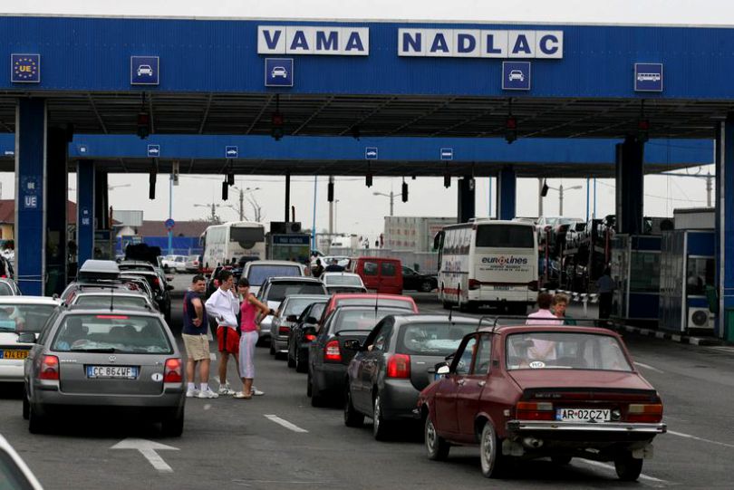 Mai mulți cetăţeni străini au fost depistați când încercau să treacă ilegal frontiera Nădlac - x-cetateni-1724572448.jpg