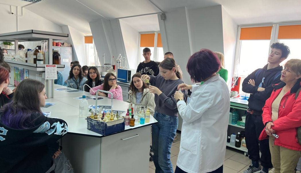 Peste 90 de personalități științifice la Conferința Internațională CHIMIA 2024 „New Trends in Applied Chemistry” - x-chimie-1717066498.jpg