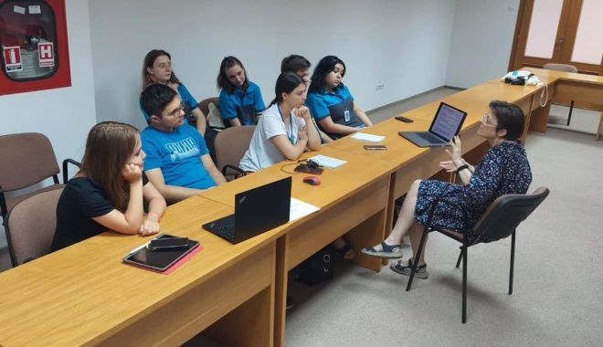Două eleve ale Colegiului de Arte din Constanța, în practică pe platforma de la Măgurele - x-colegiul-de-arta-1693309592.jpg