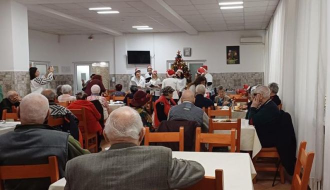 Bătrânii de la Căminul pentru Persoane Vârstnice au fost colindaţi - x-colinde-2-1702293112.jpeg