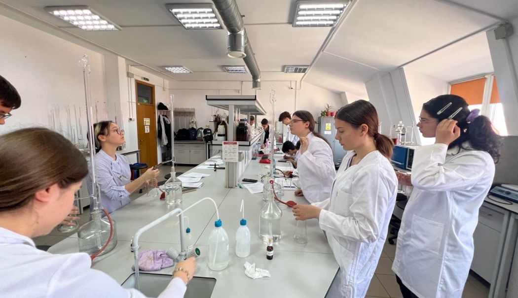 Zeci de elevi constănțeni și-au testat cunoștințele de chimie la concursul ”Omul. Mediul. Poluarea” - x-concurs-chimie-1716807676.jpg