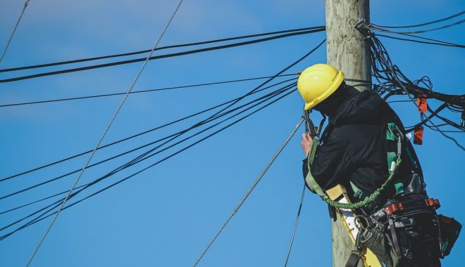 Consumatorii din oraşul Cernavodă şi staţiunea Mamaia rămân luni fără curent electric