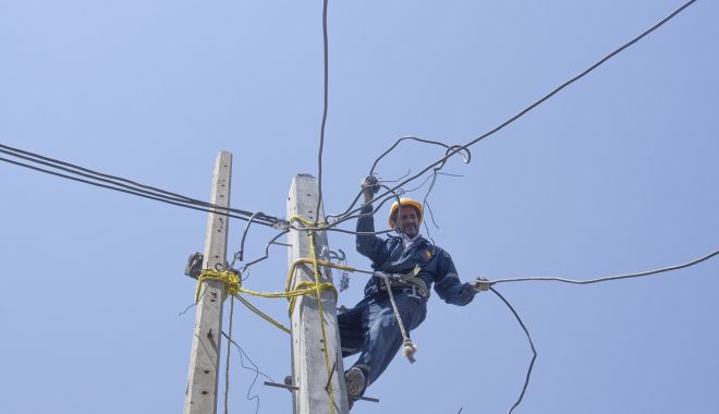 Locuitorii de pe trei străzi din Constanţa rămân luni fără curent electric