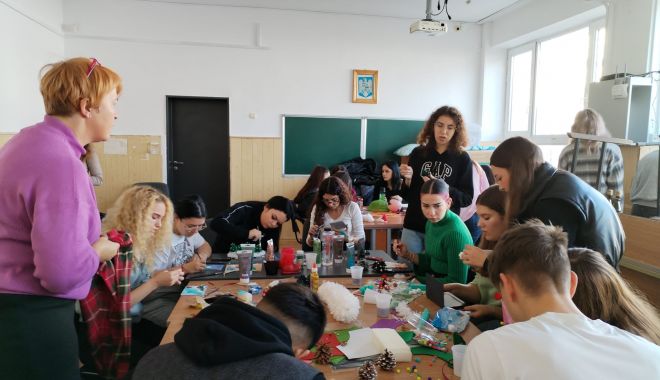 Elevii Colegiului Economic Mangalia au creat decorațiuni pentru Crăciun din materiale reciclabile