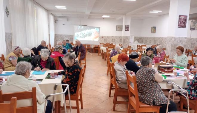 Bătrânii de la Căminul pentru Persoane Vârstnice au confecționat decorațiuni de Crăciun