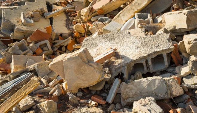 Constănţean amendat pentru aruncarea deşeurilor provenite din renovarea apartamentului