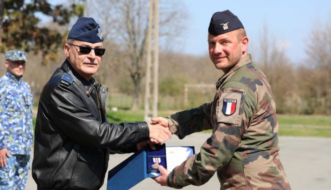 Emblema de Onoare a Forțelor Aeriene, oferită reprezentanților Detașamentului francez MAMBA de la Capu Midia