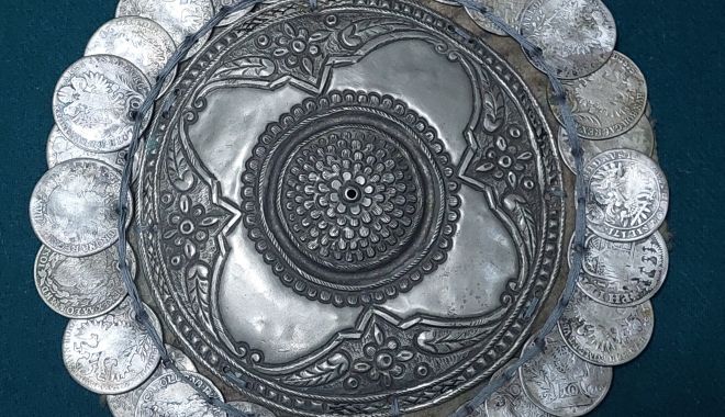 Podoabă pentru mireasă din secolul al XIX-lea, pe simezele Muzeului de Artă Populară