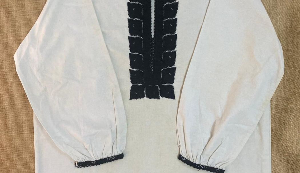 Cămașă buciumănească din secolul al al XX-lea, la Muzeul de Artă Populară